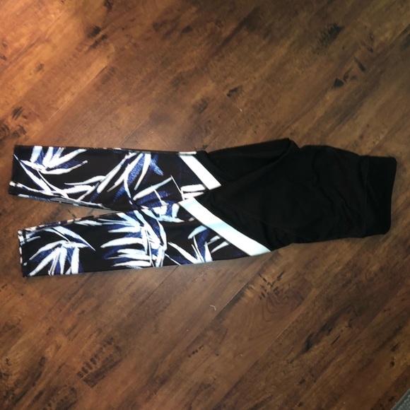 Pattern Fabletics Leggings - Picture 3 of 3